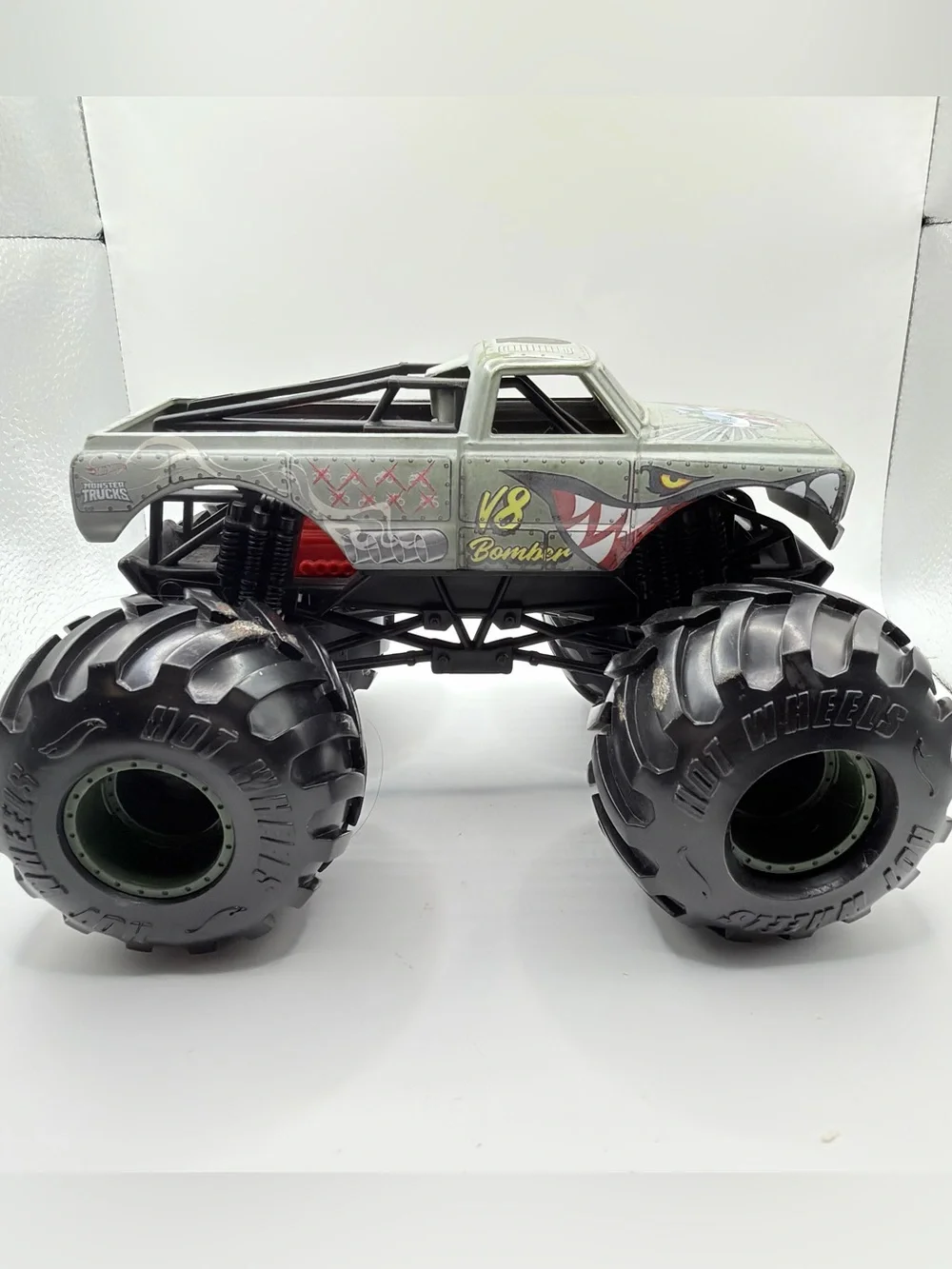Hot Wheels ~ Monster Jam Truck ~ V8 BOMBER 1:24 scale